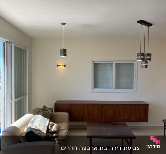 סלון עם ספה, שולחן עץ ותאורה מודרנית